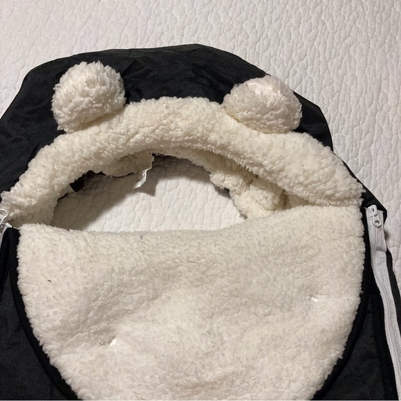 Caruili Stroller Cover in Cozy White Fleece & Waterproof Black Fabric - Picture 6 of 9